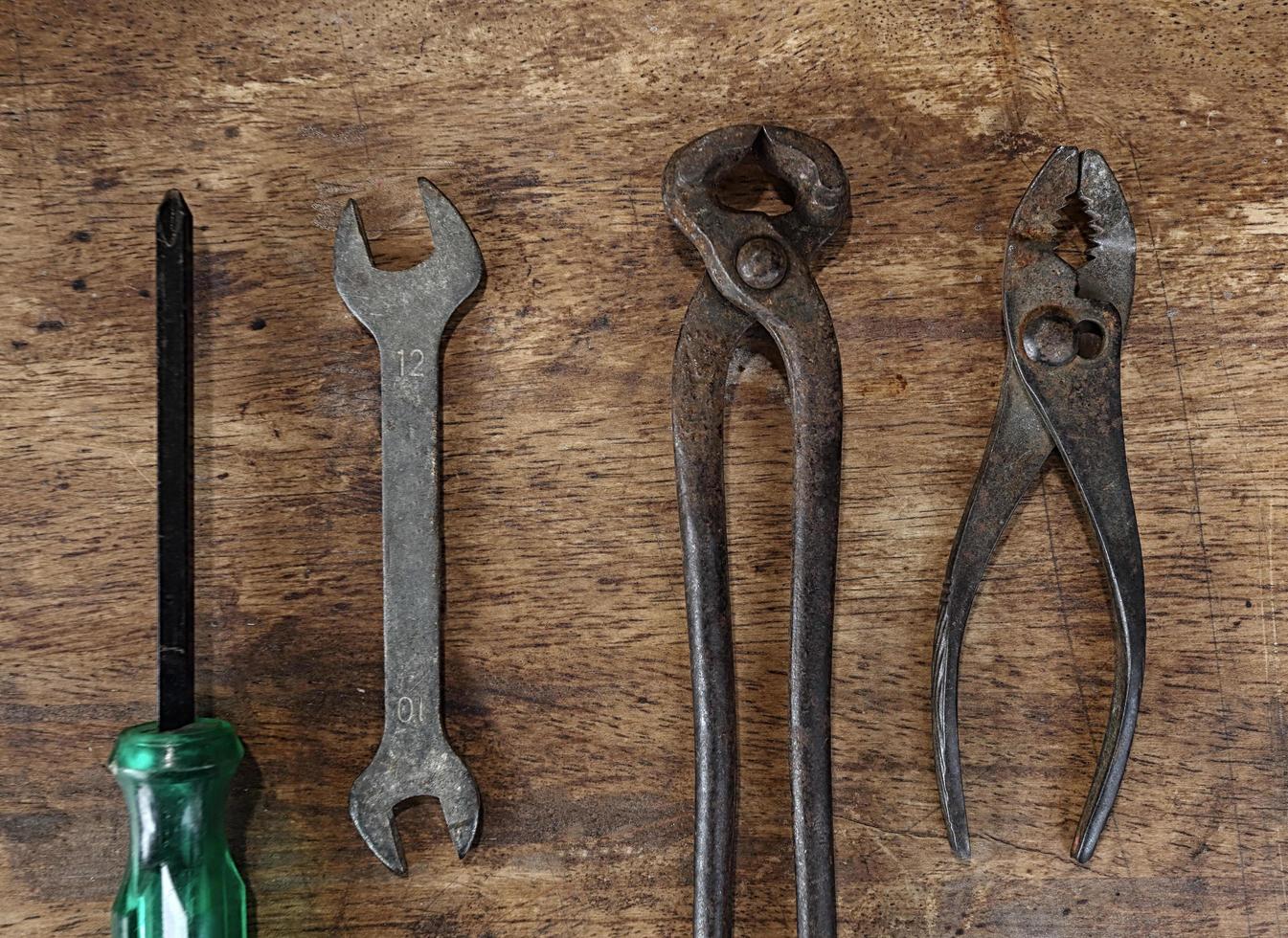 vieux outils sur une table en bois photo