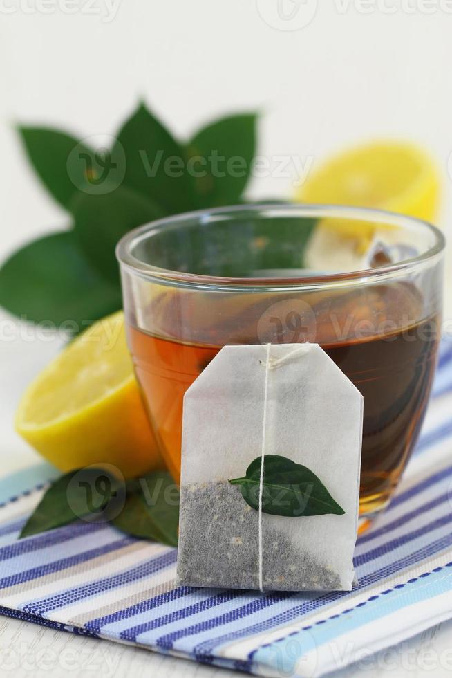 sachets de thé, thé et citron frais photo