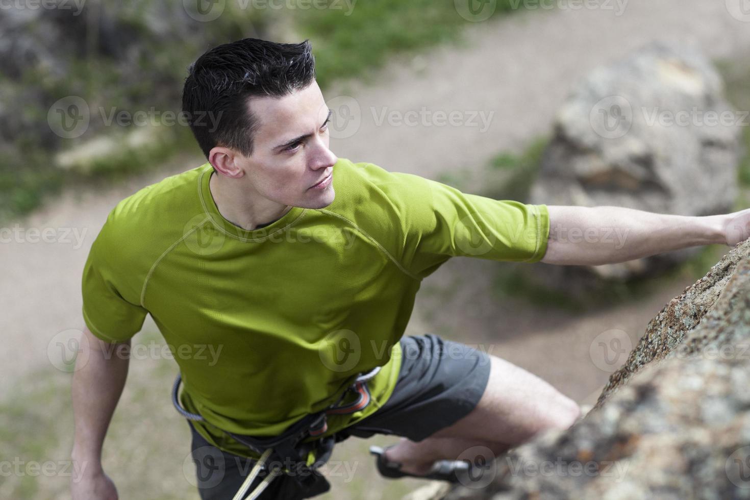 Jeune homme caucasien escalade au parc national, copy space photo