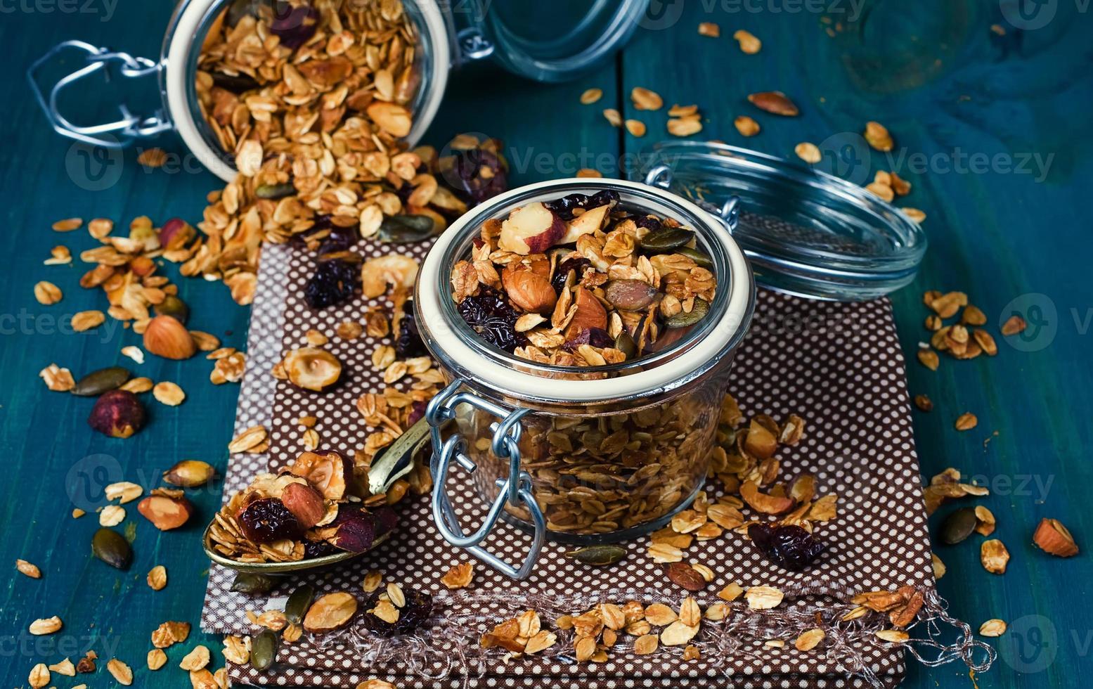 granola maison sain avec des noix et des canneberges séchées photo