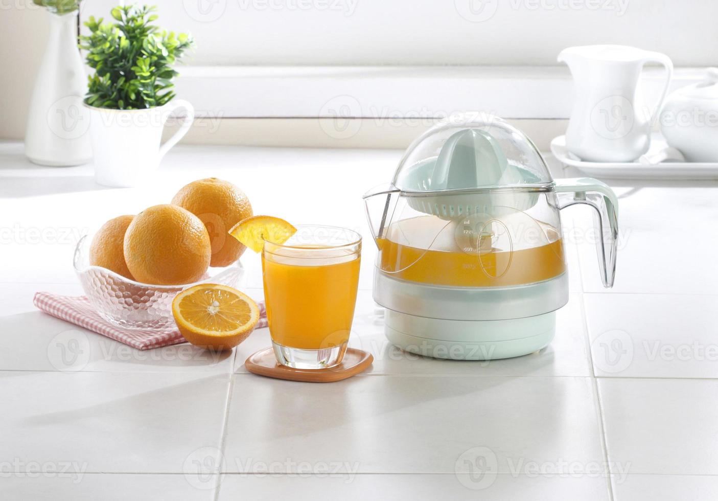 Mélangeur de jus d'orange à l'intérieur de la cuisine photo