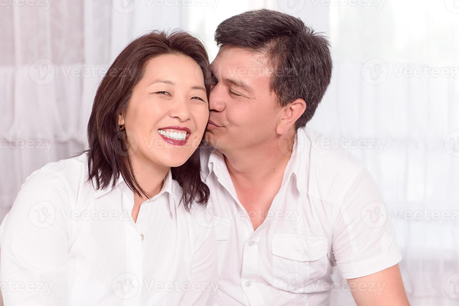 famille asiatique heureuse à la maison photo