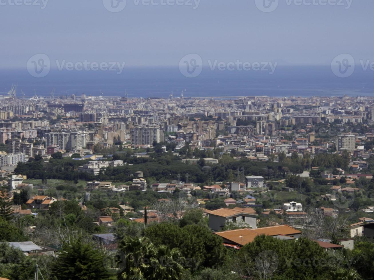 île de Sicile avec la ville de Palerme photo