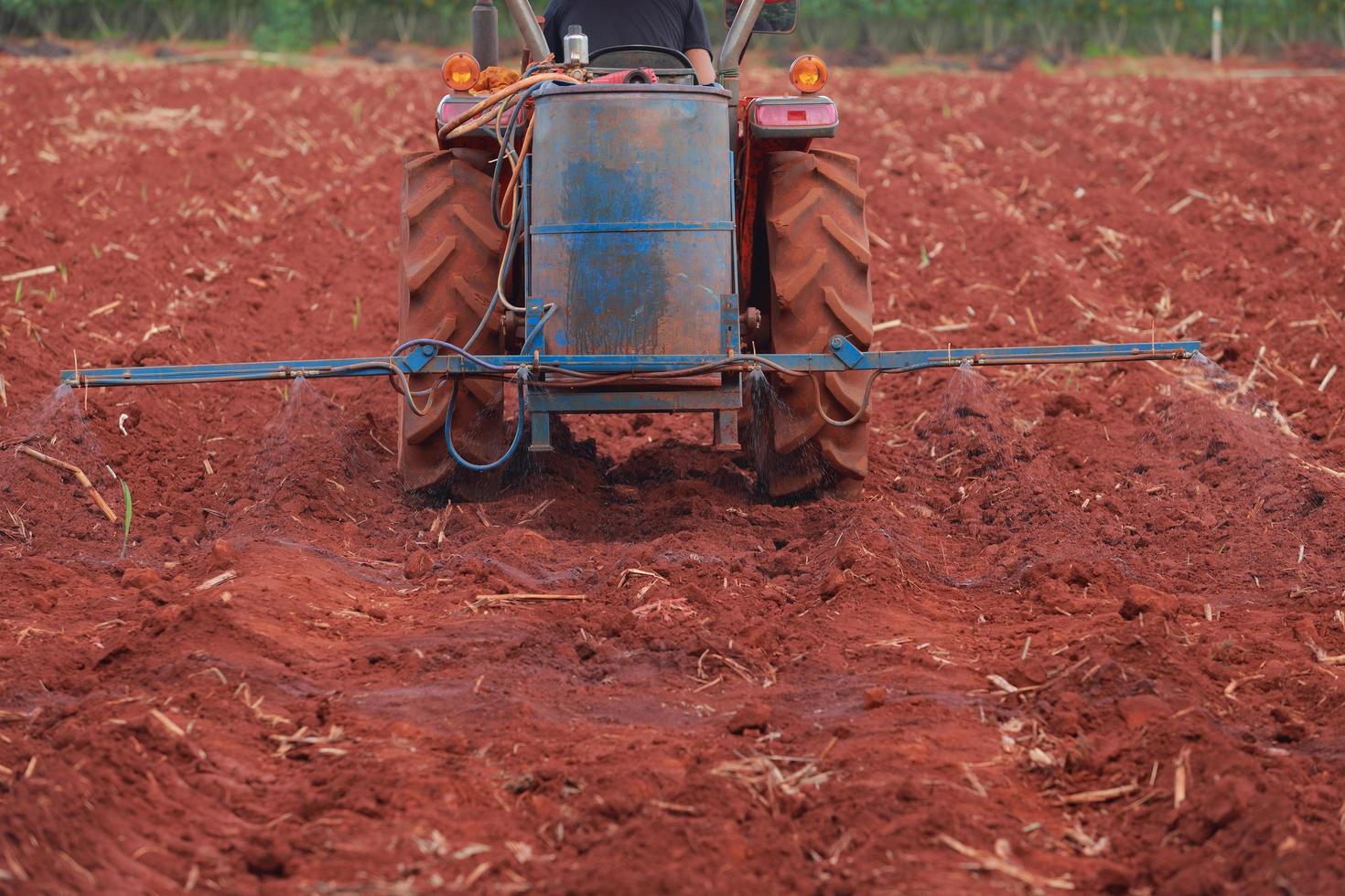 pulvérisateur agricole pour tracteur. photo