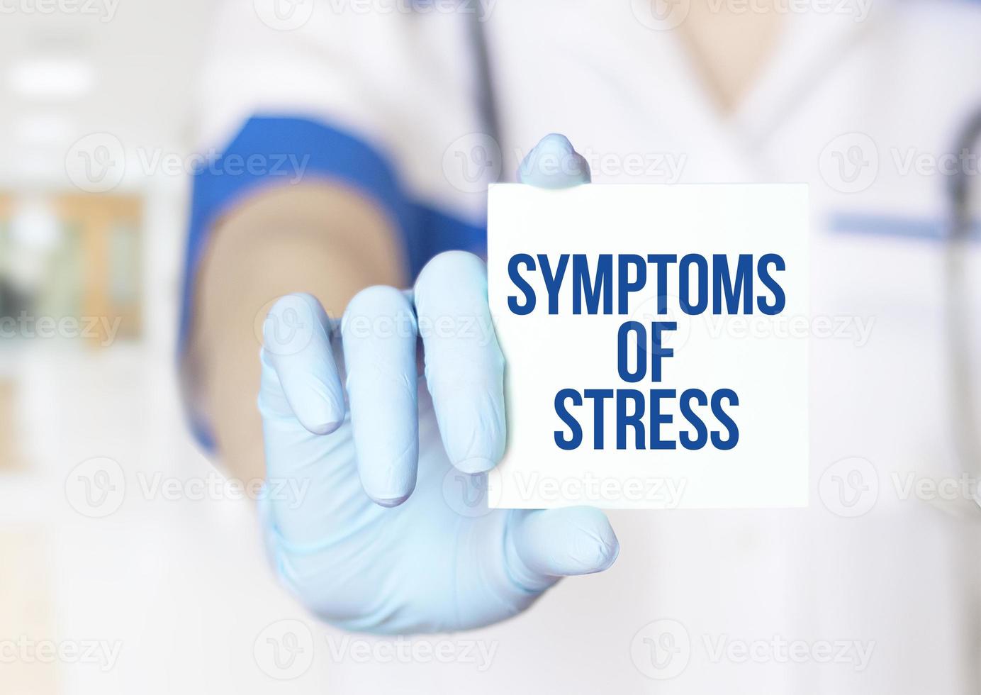 médecin écrit mot symptômes de stress avec marqueur, concept médical photo