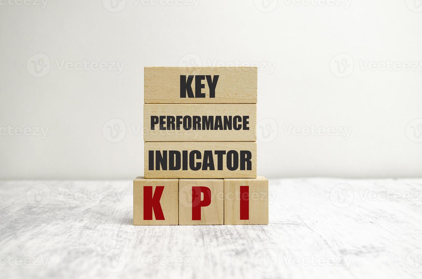 bloc de cube en bois avec clé kpi, performance et mot indicateur sur fond de table. notion d'entreprise photo