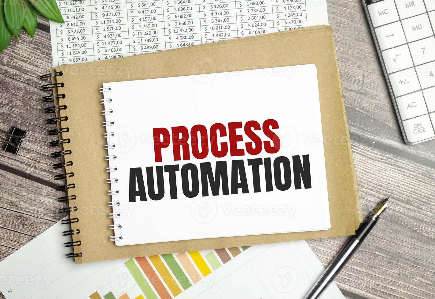 automatisation du processus de texte sur le bureau sur fond de bois photo