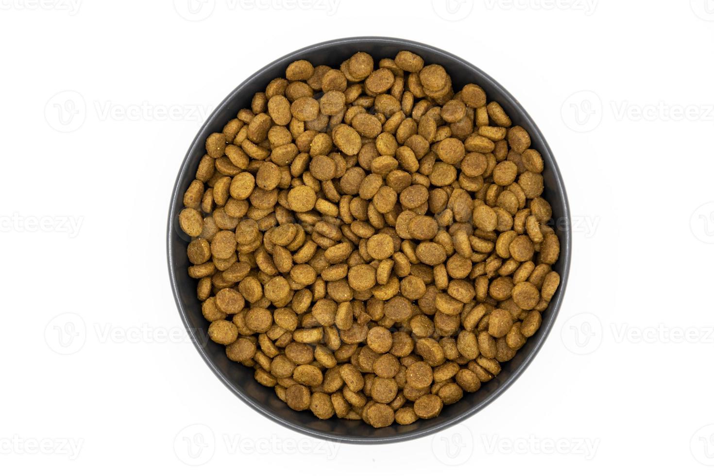 nourriture pour chat dans un bol en céramique isolé sur fond blanc. aliments secs sains pour animaux de compagnie. photo