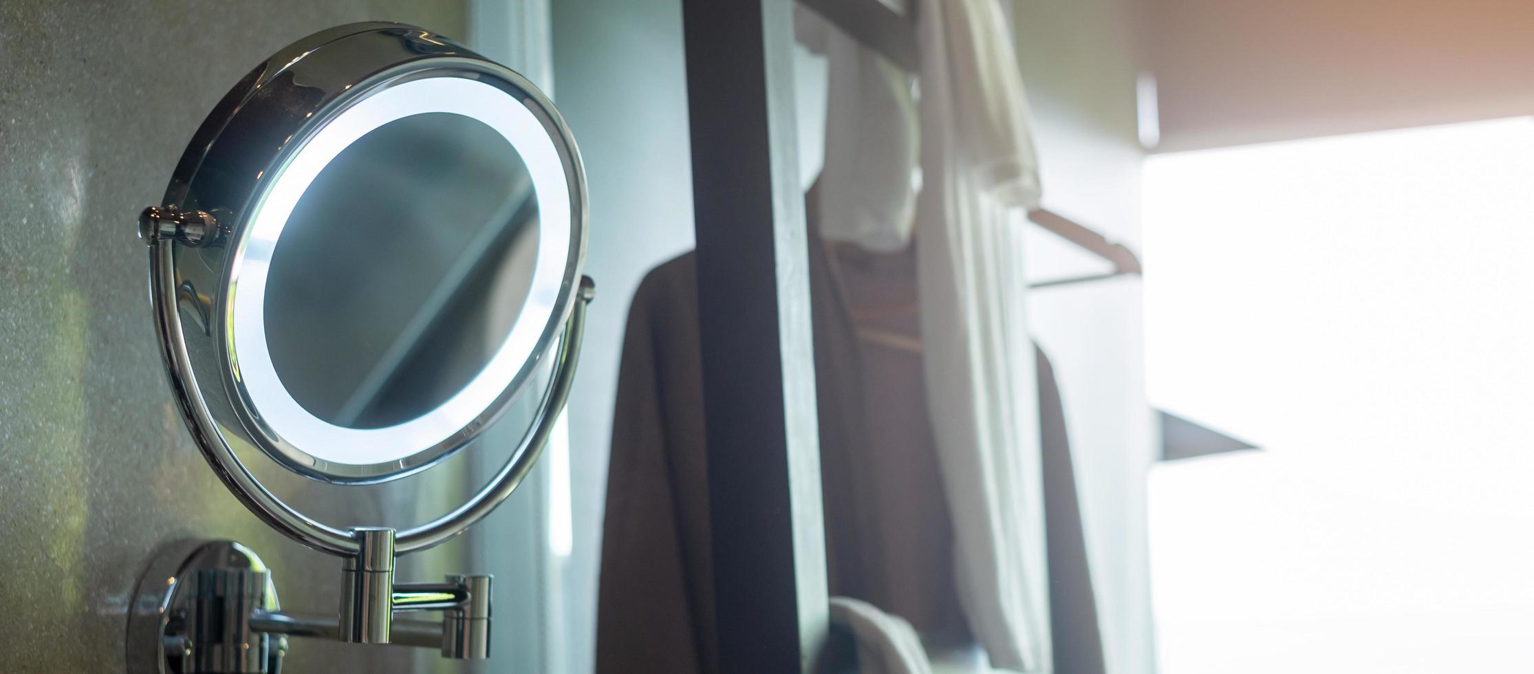 miroir lumineux pour maquillage dans la salle de bain photo