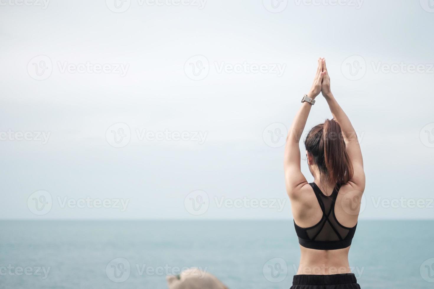 Jeune Femme Adulte En Tenue De Sport Faisant Du Yoga Dans Le Parc En Plein  Air Femme En Bonne Santé Assise Sur L'herbe Et La Méditation Avec La Pose  De Lotus Dans