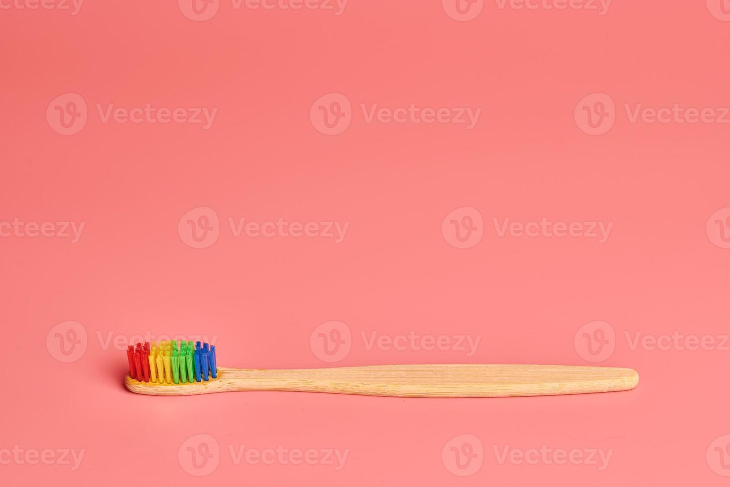 brosse à dents en bambou écologique. outil de soins personnels pour protéger la cavité buccale, éliminer la plaque et le tartre. photo