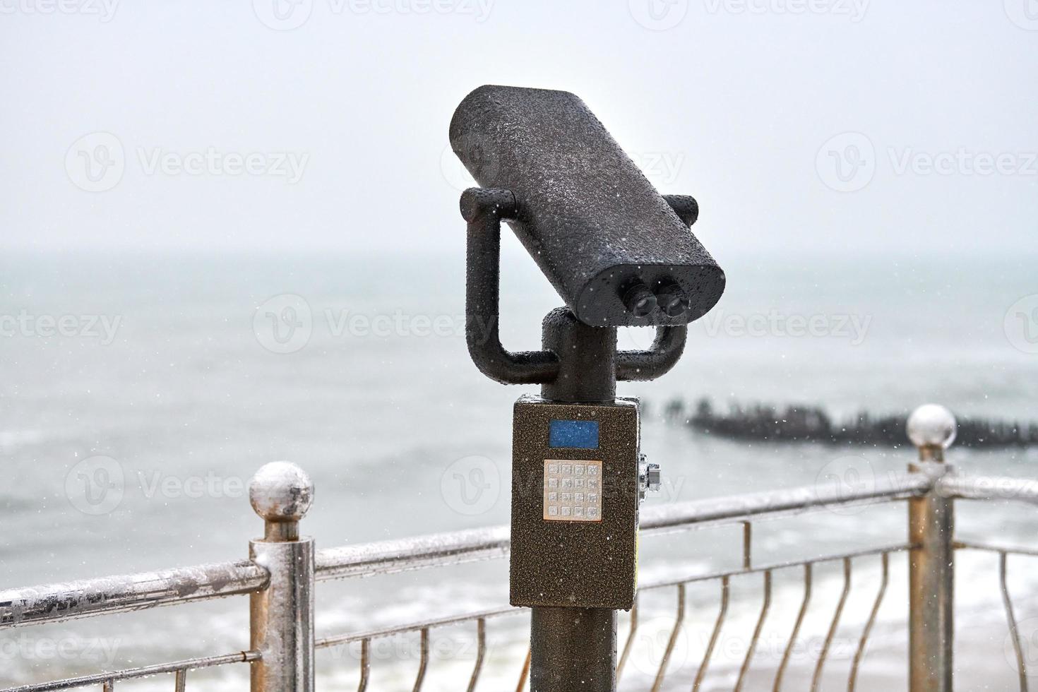 visionneuse binoculaire à pièces regardant vers la mer photo