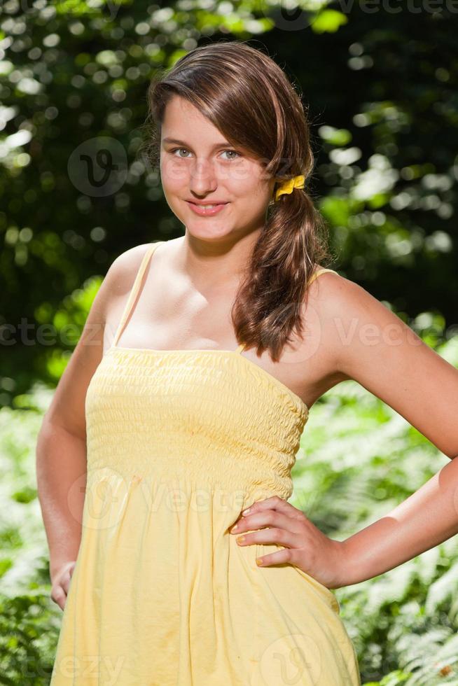 jolie jeune femme aux longs cheveux bruns appréciant la nature. photo