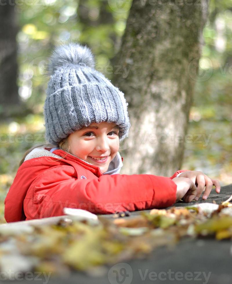 jeune fille dans le parc appréciant les charmes de l'automne photo