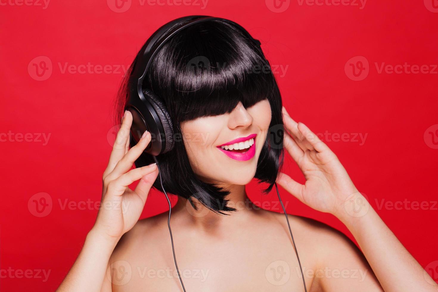 femme écoutant de la musique sur un casque en appréciant un chant. fermer photo