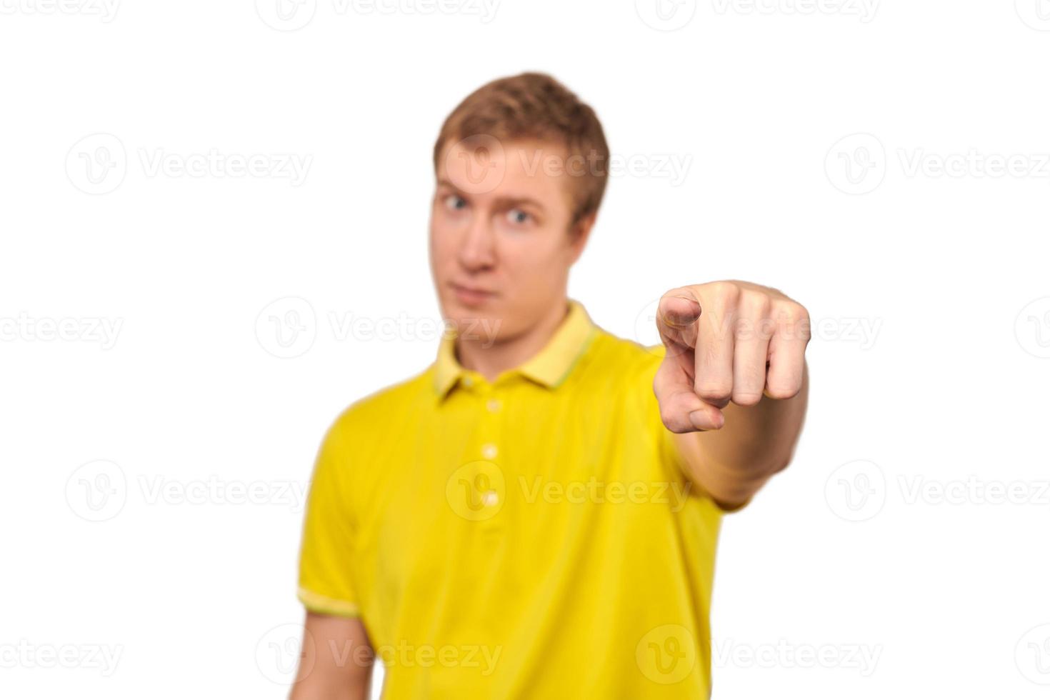 beau beau mec en t-shirt polo jaune décontracté pointant vers l'avant isolé sur fond blanc photo