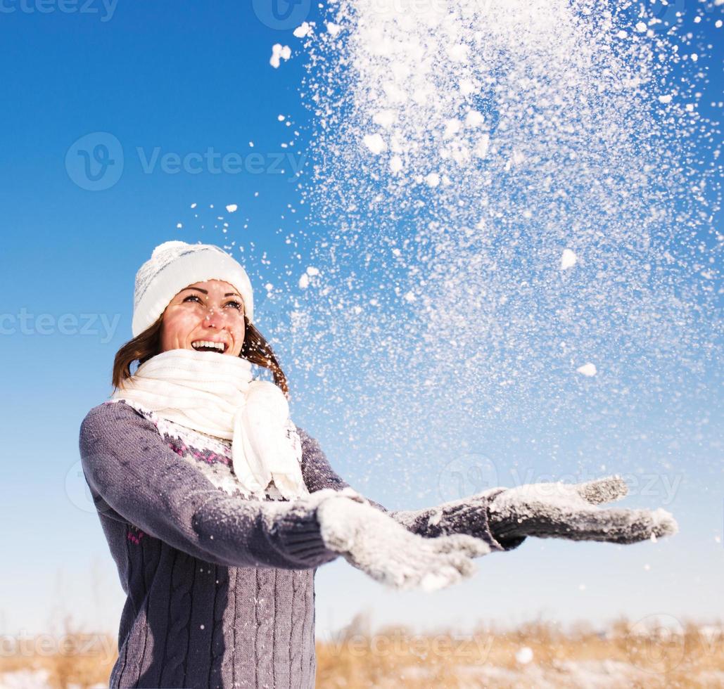 portrait de jeune femme s'amuser et profiter de la neige fraîche photo