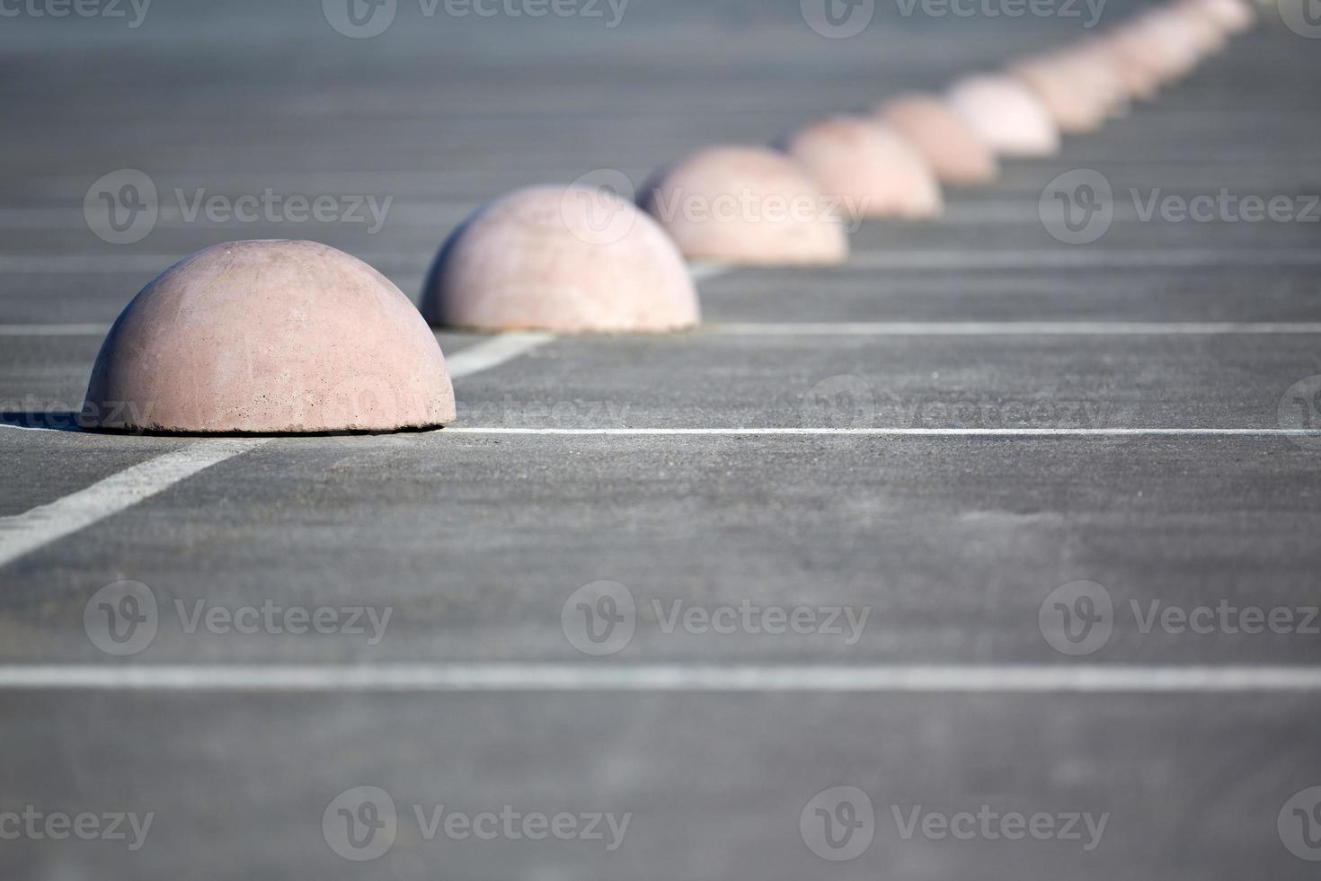 hémisphères de stationnement. limiteur de stationnement en béton. protection contre le stationnement des voitures. éléments pour restreindre l'accès à la zone de stationnement et contrôler la circulation des véhicules photo