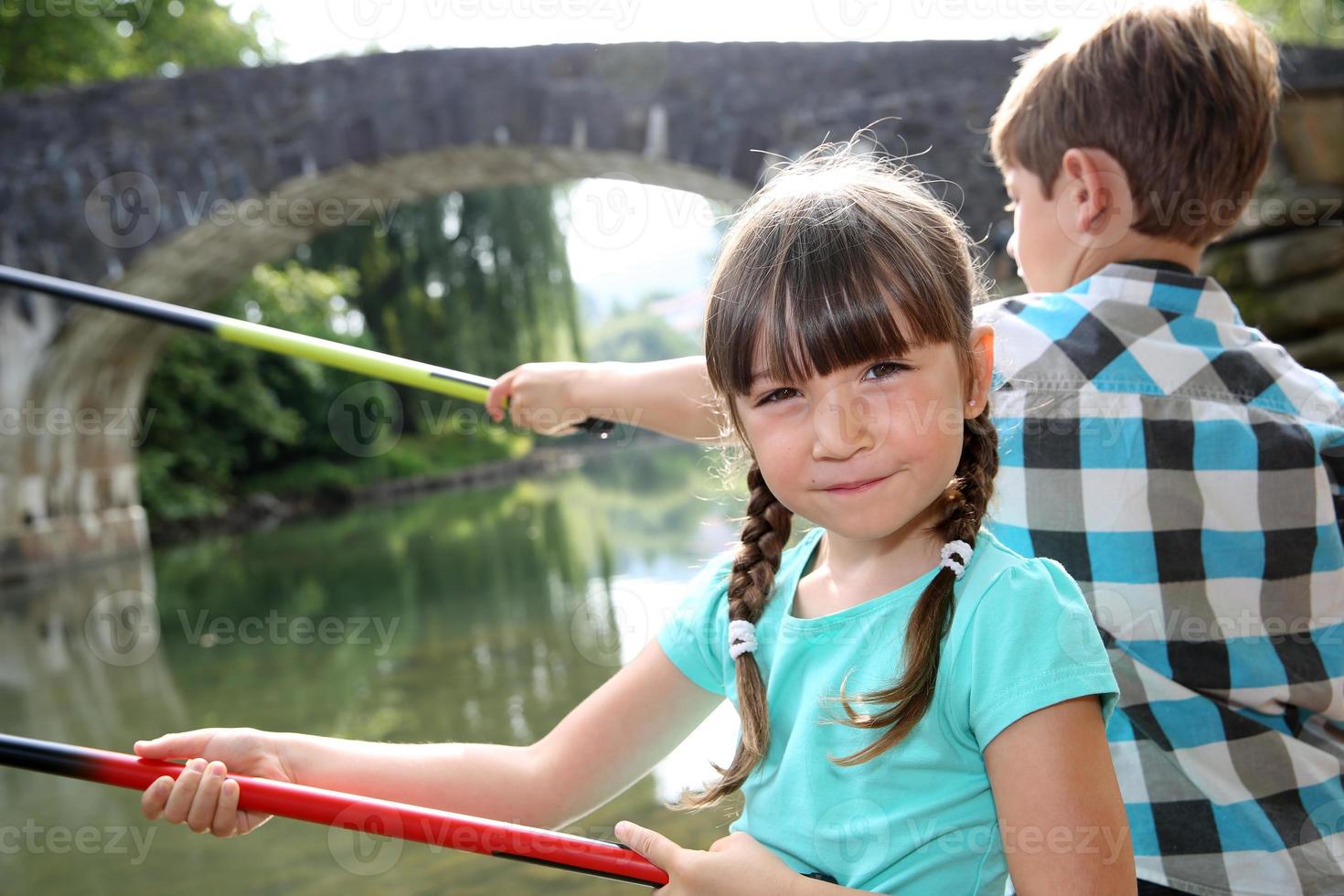quel enfant va pêcher en premier dans la rivière photo