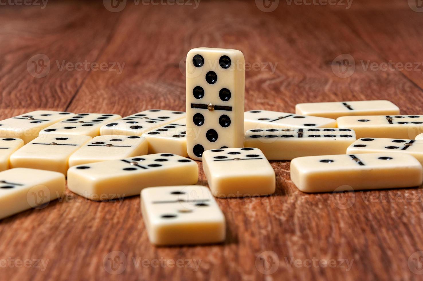 morceaux de domino sur le fond de table en bois brun photo