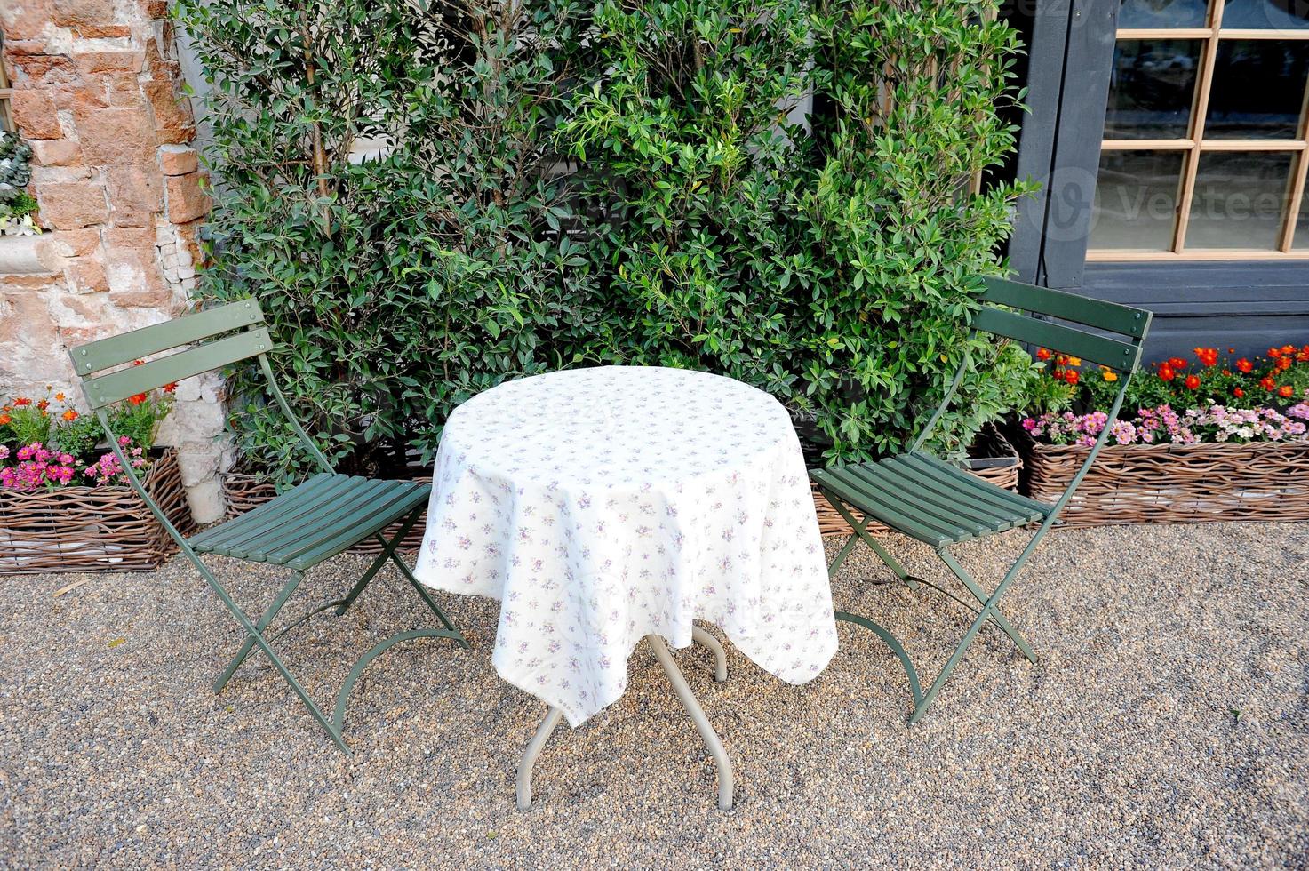 table et chaises de jardin anglais photo