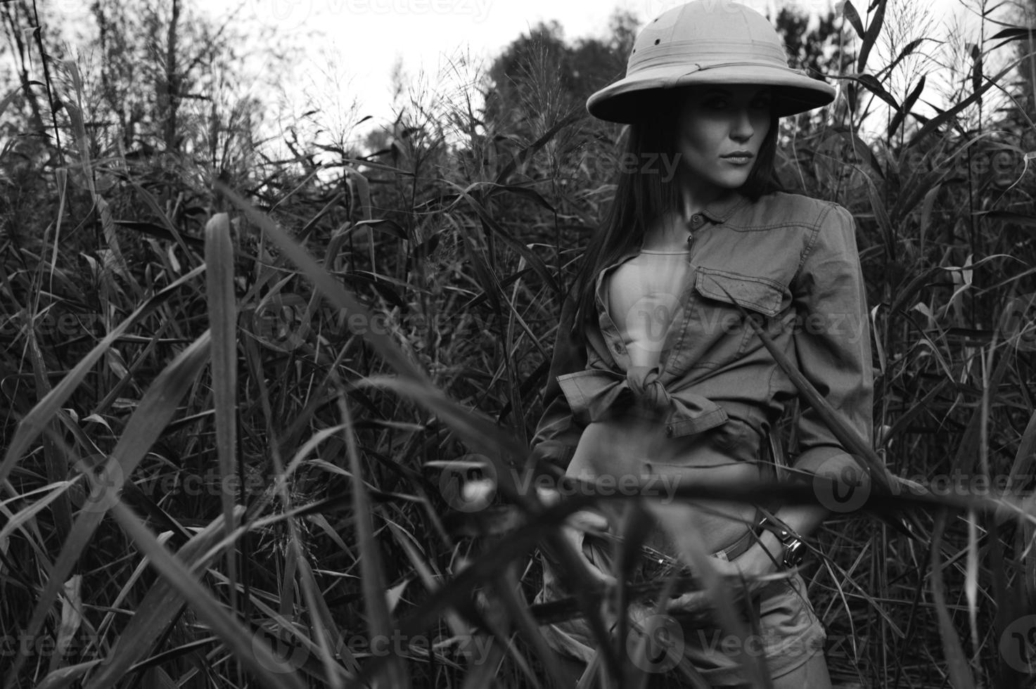 femme safari dans les marais noir et blanc photo