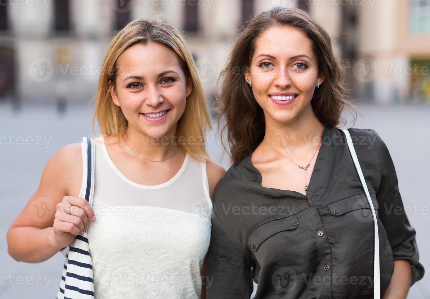 deux filles gaies marchant dans la ville photo