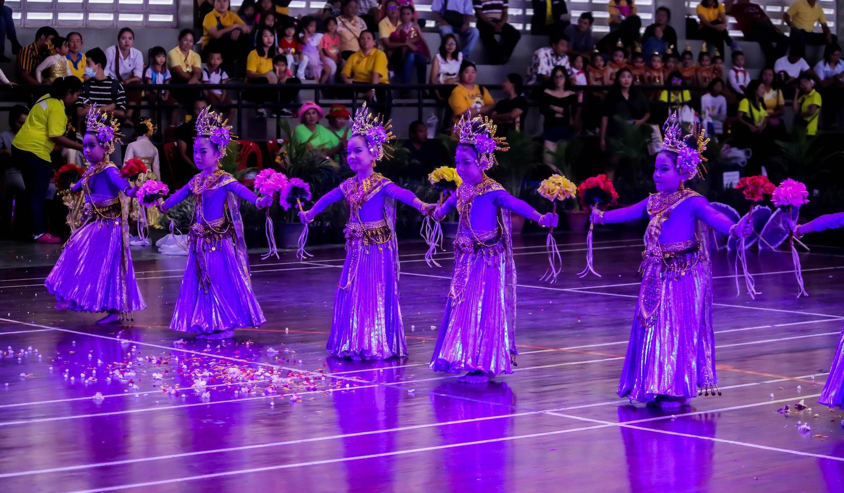 Thaïlande, Thaïlande -26 juin 2019 cinq petits enfants dansent thaïlandais le 26 juin 2019 photo