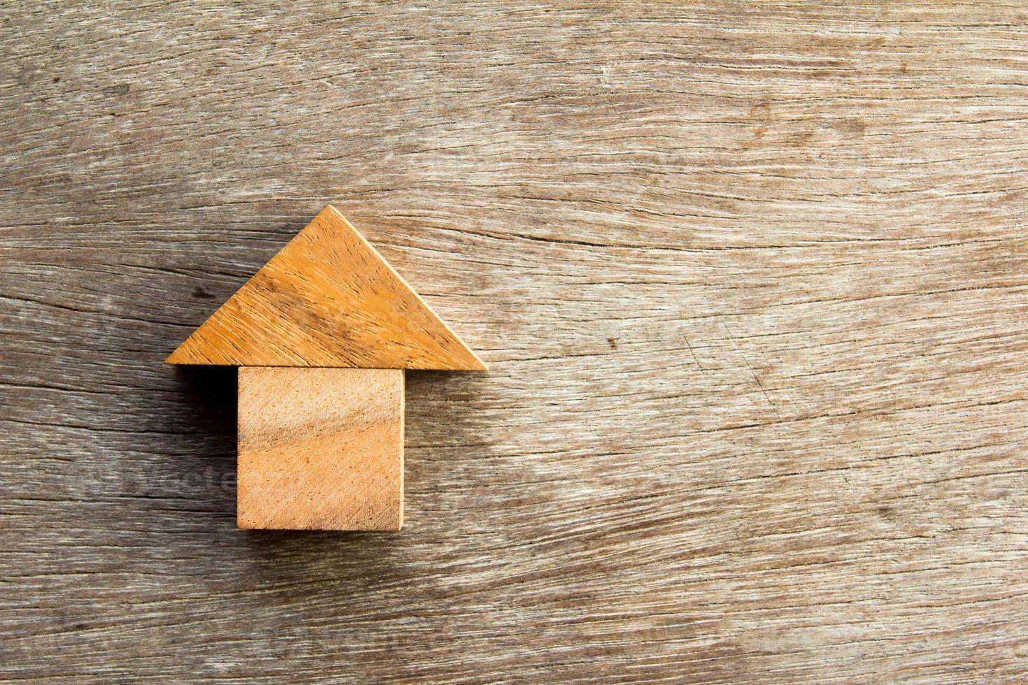 puzzle tangram en bois en forme de maison pour une maison de rêve ou un concept de vie heureuse photo