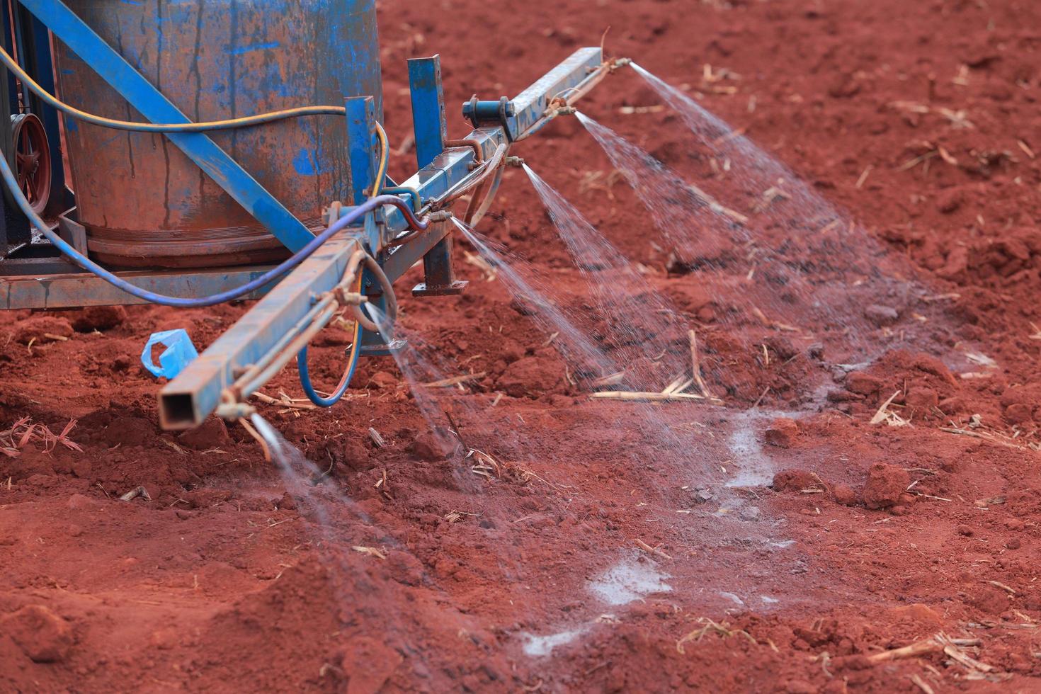 pulvérisateur agricole pour tracteur. photo