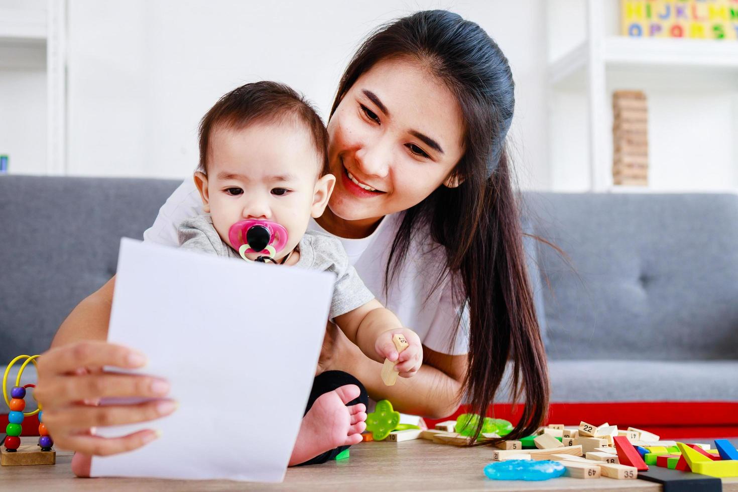 concept de bonne fête des mères. fille surprise et cartes-cadeaux maman sa maman photo