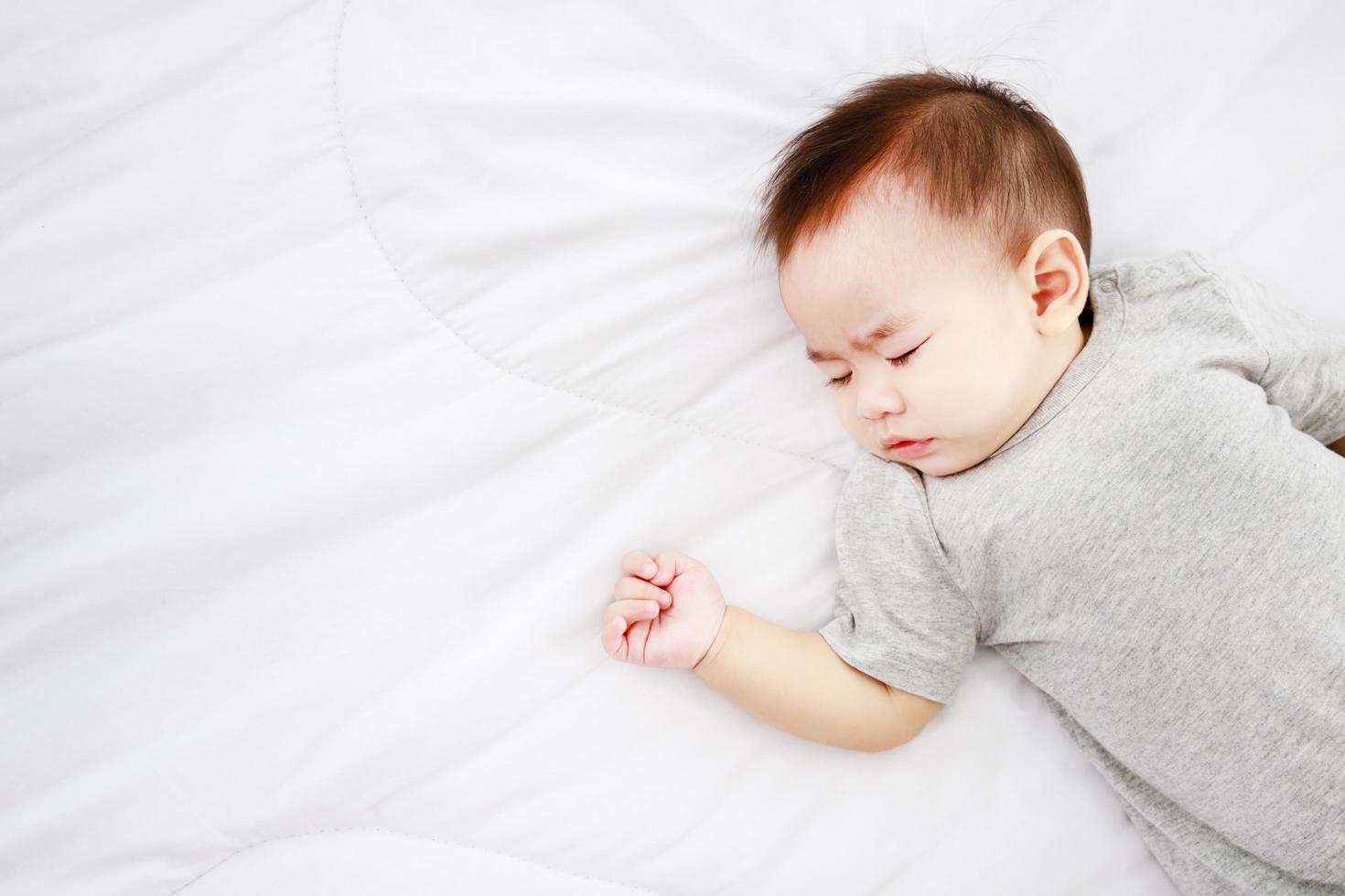 bébé qui dort, gros plan. couchage, nourrisson, protection des enfants. santé du nouveau-né photo