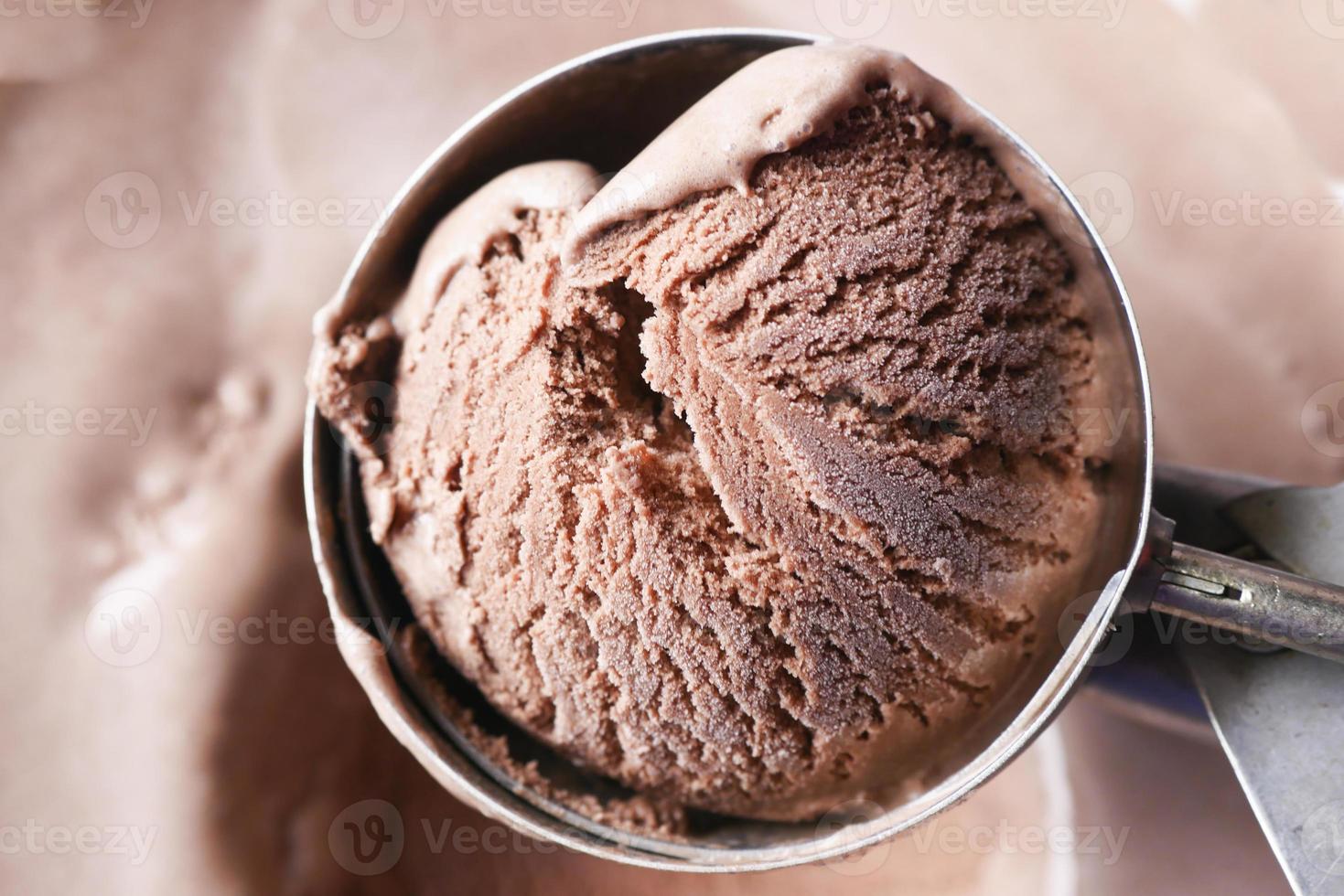 gros plan de glace avec une cuillère dans un bol photo