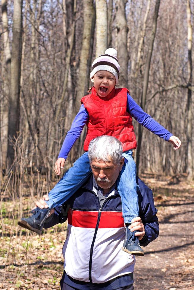 enfant heureux sur les épaules de grand-père photo