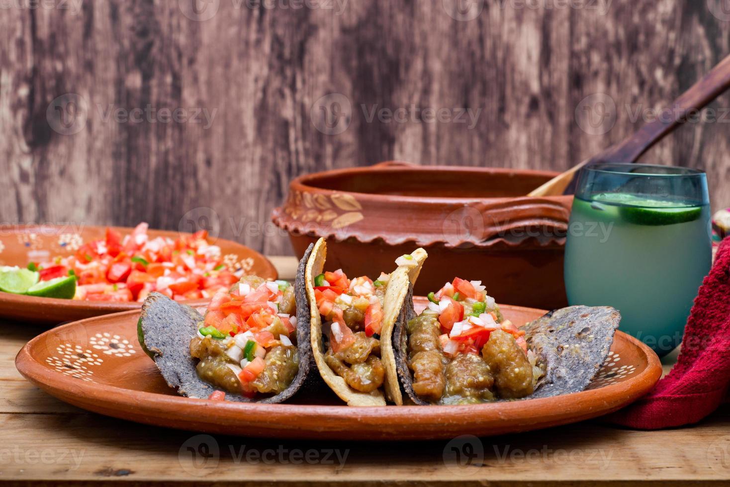 chicharrones en sauce verte tacos. cuisine mexicaine typique. photo
