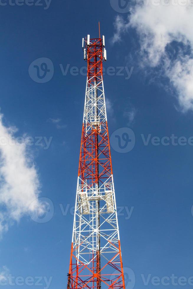 tour de télécommunication et bleu ciel. photo