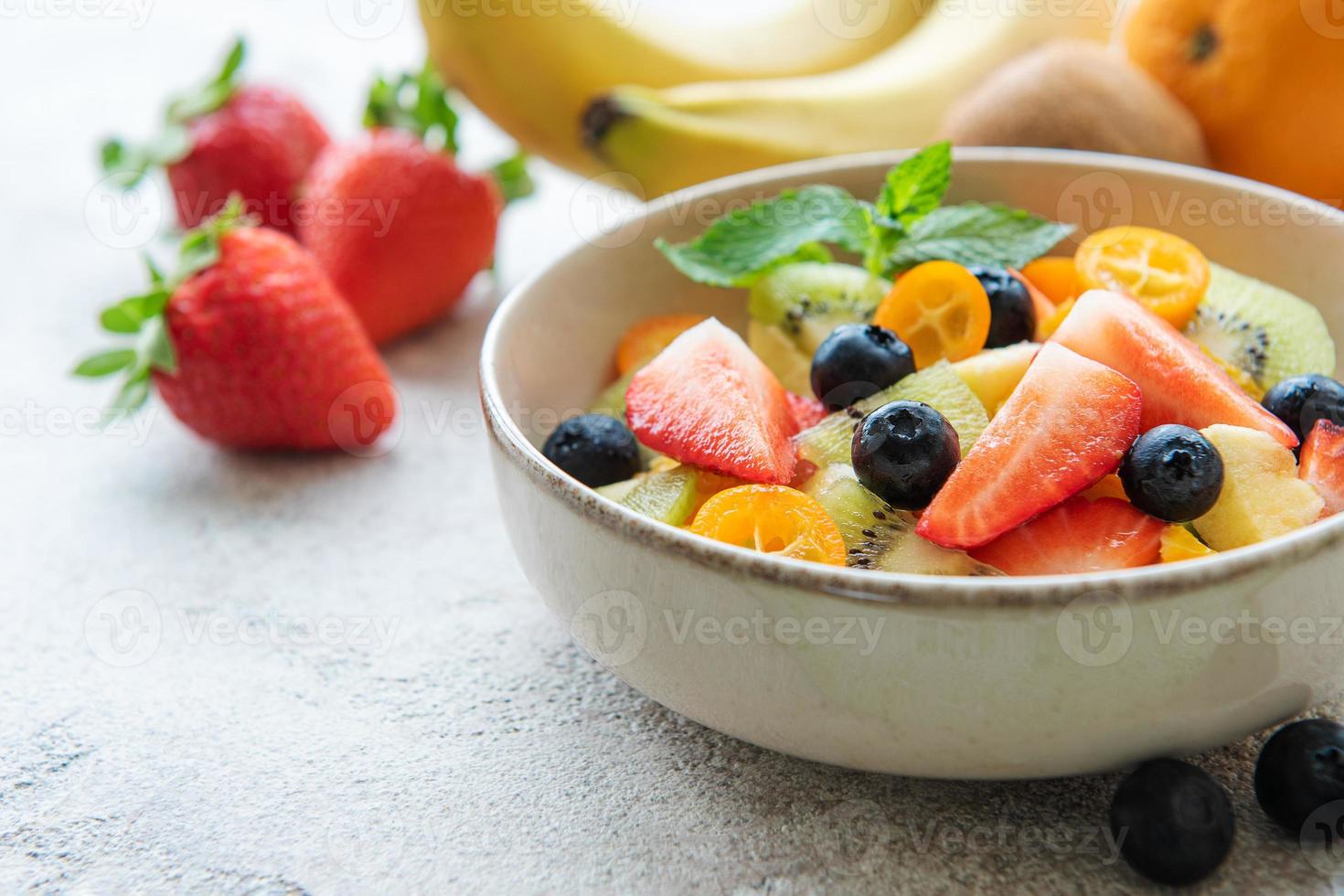 salade de fruits frais saine dans un bol photo