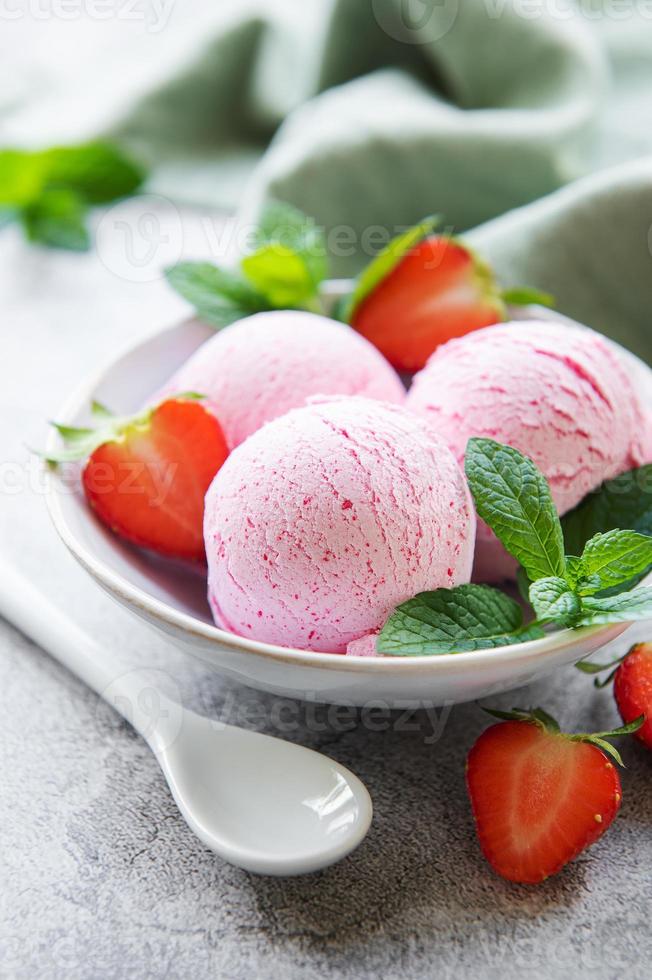 glace aux fraises maison avec des fraises fraîches photo