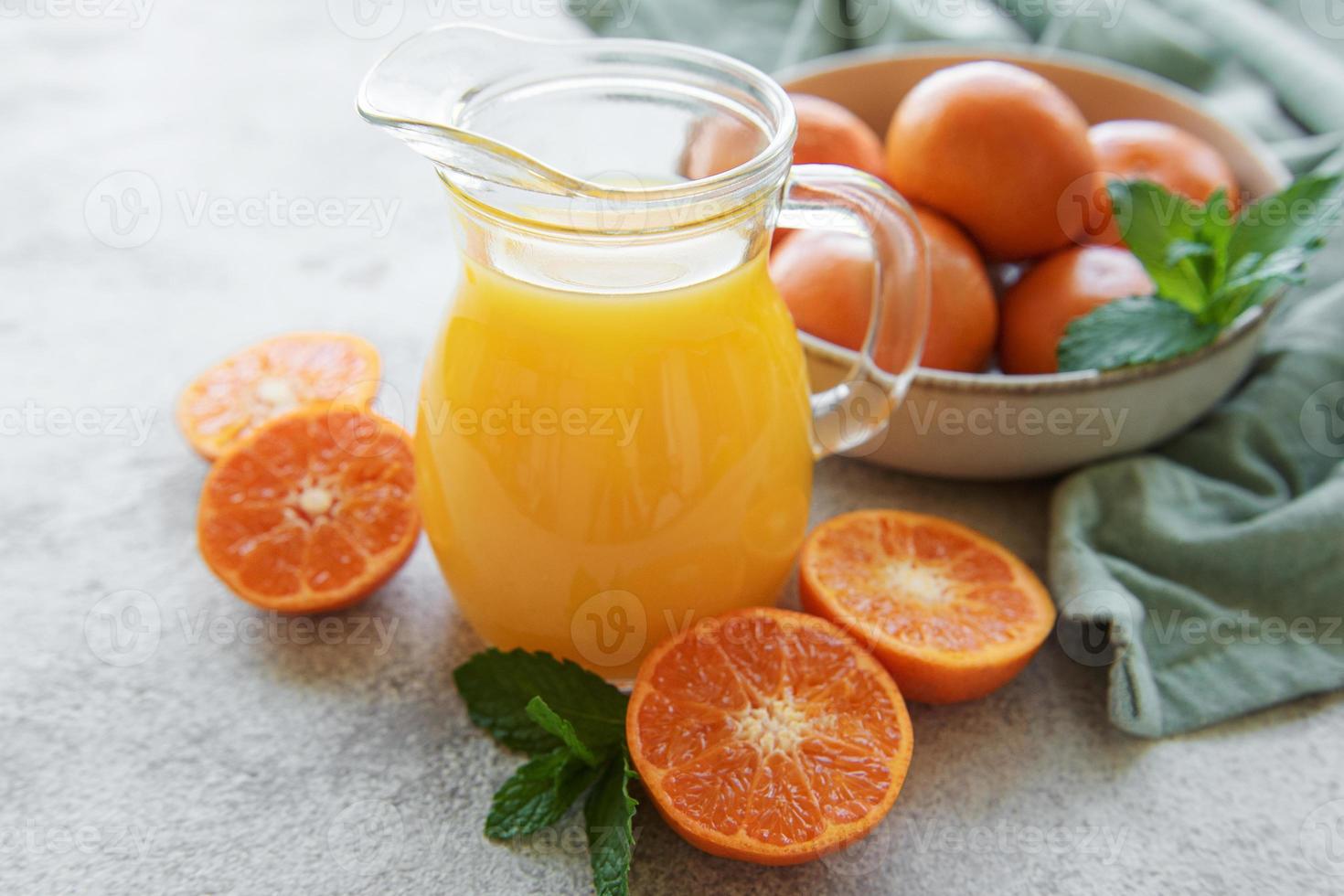 pichet de jus d'orange et de mandarine frais photo