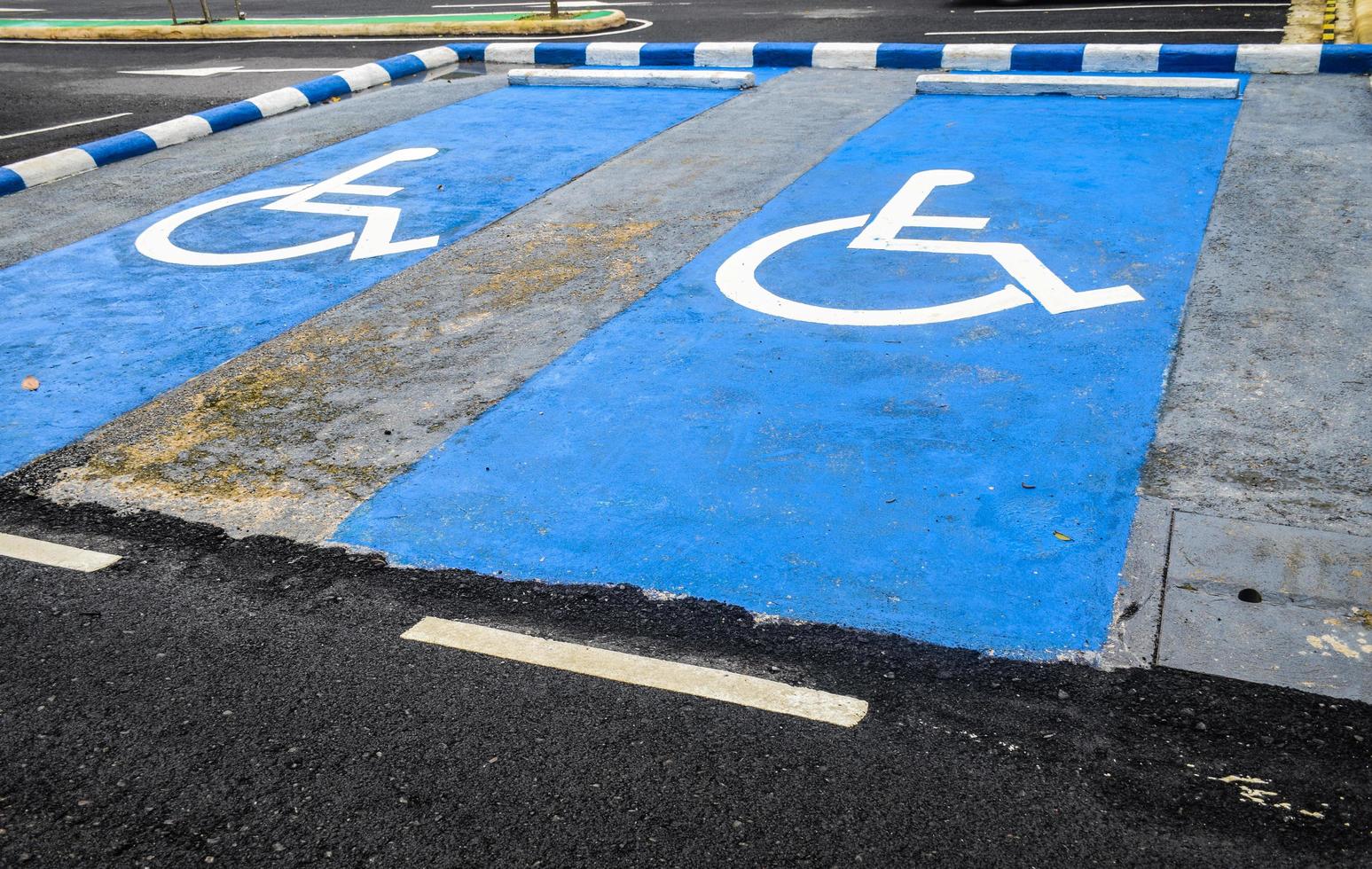 panneau de stationnement pour permis de stationnement pour personnes handicapées, fauteuil roulant, panneau de stationnement pour personnes handicapées photo