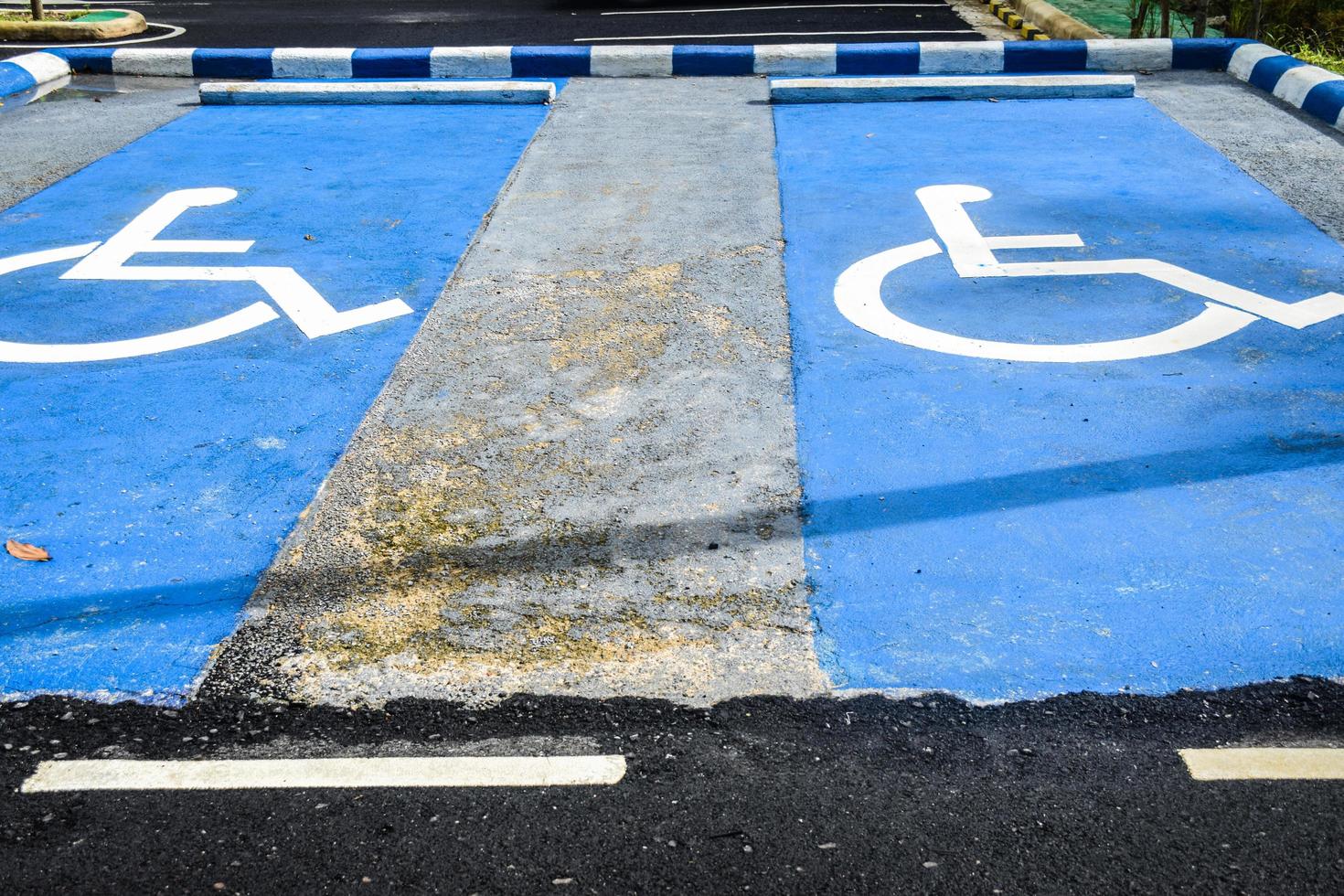 panneau de stationnement pour permis de stationnement pour personnes handicapées, fauteuil roulant, panneau de stationnement pour personnes handicapées photo