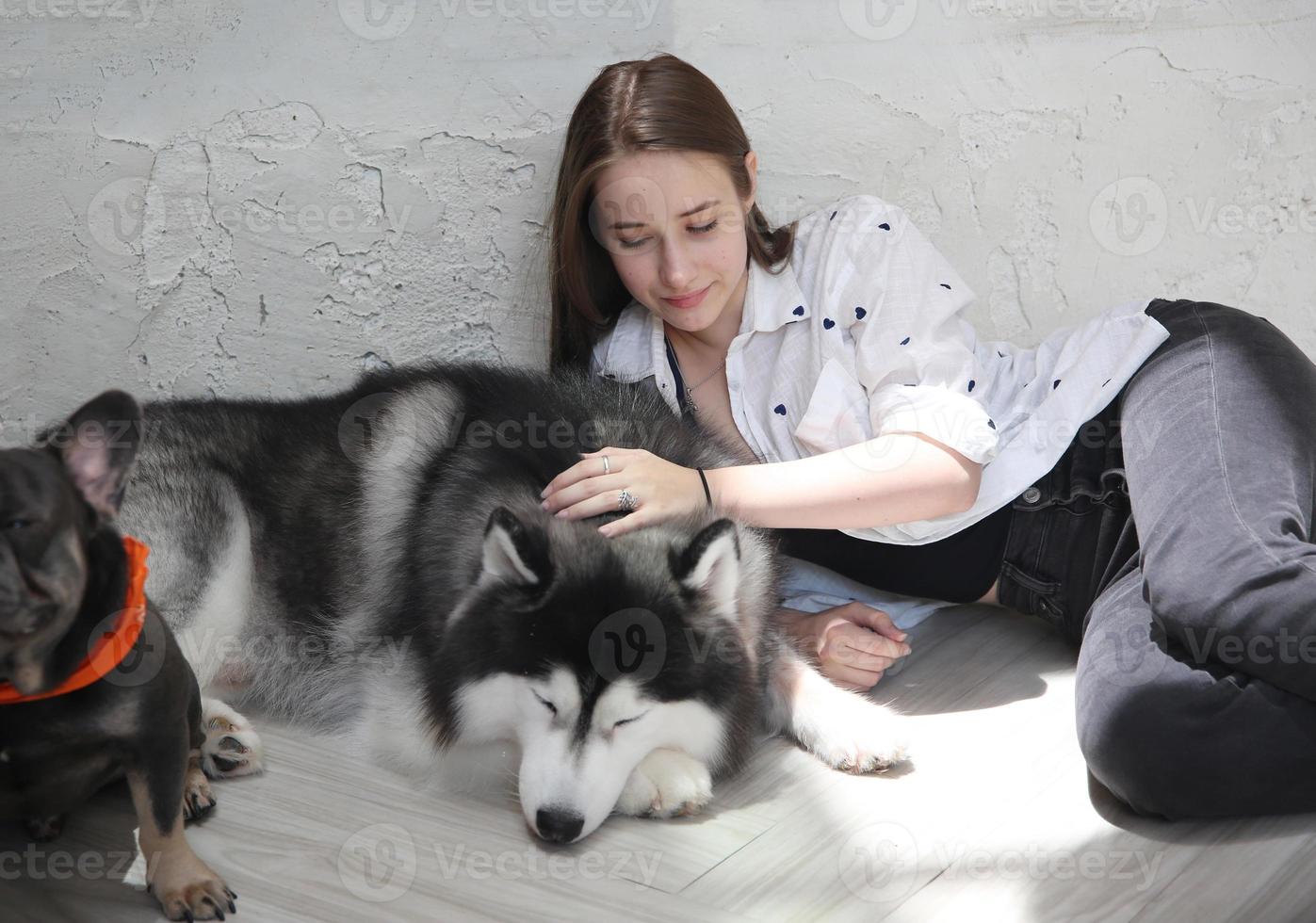 propriétaire d'animal de compagnie de fille étreignant avec le chiot de chien. heureux, humain, femelle, et, mignon, rigolote, chien, mensonge plancher, ensemble photo