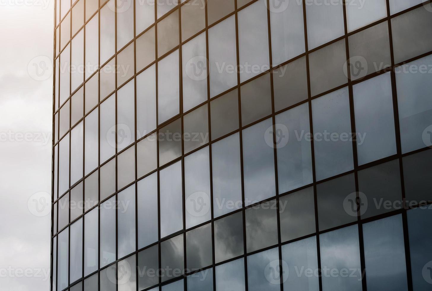 fenêtres d'un immeuble de bureaux en verre photo