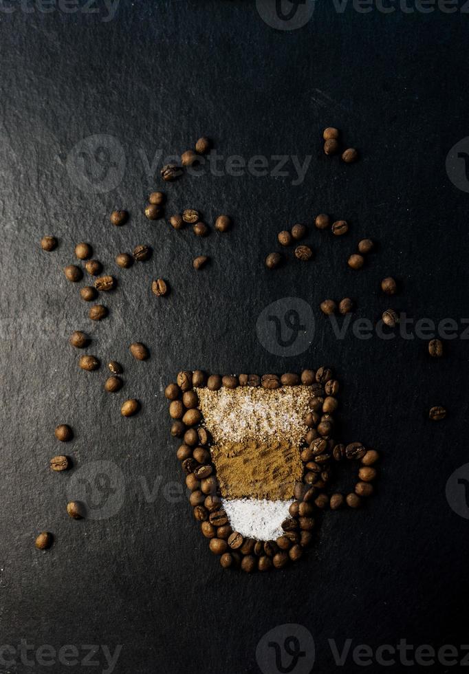 grains de café placés en forme de tasse photo