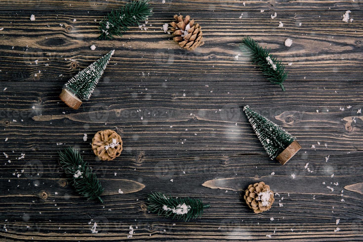 décoration de composition de vacances de noël sur fond de bois, nouvel an et noël ou anniversaire avec des cadeaux sur une table en bois en saison, vue de dessus ou à plat. photo