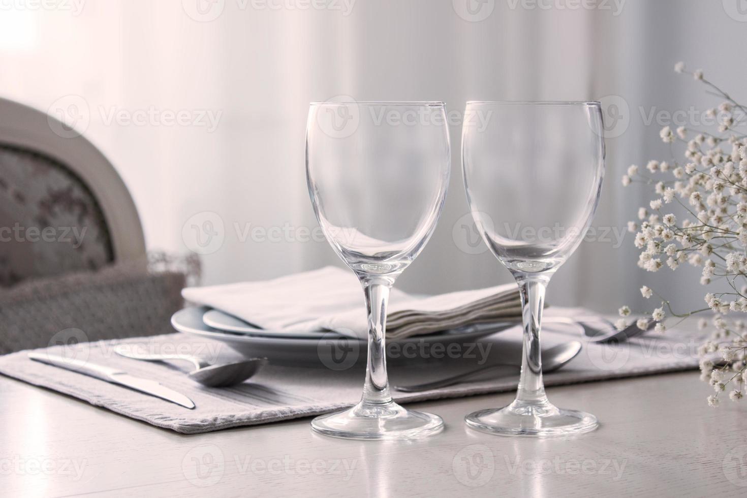 paire de verres à vin sur la table de mariage, maquette photo