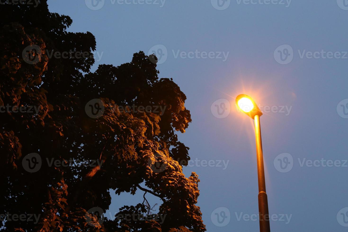 lanterne - un appareil pour éclairer la rue la nuit photo