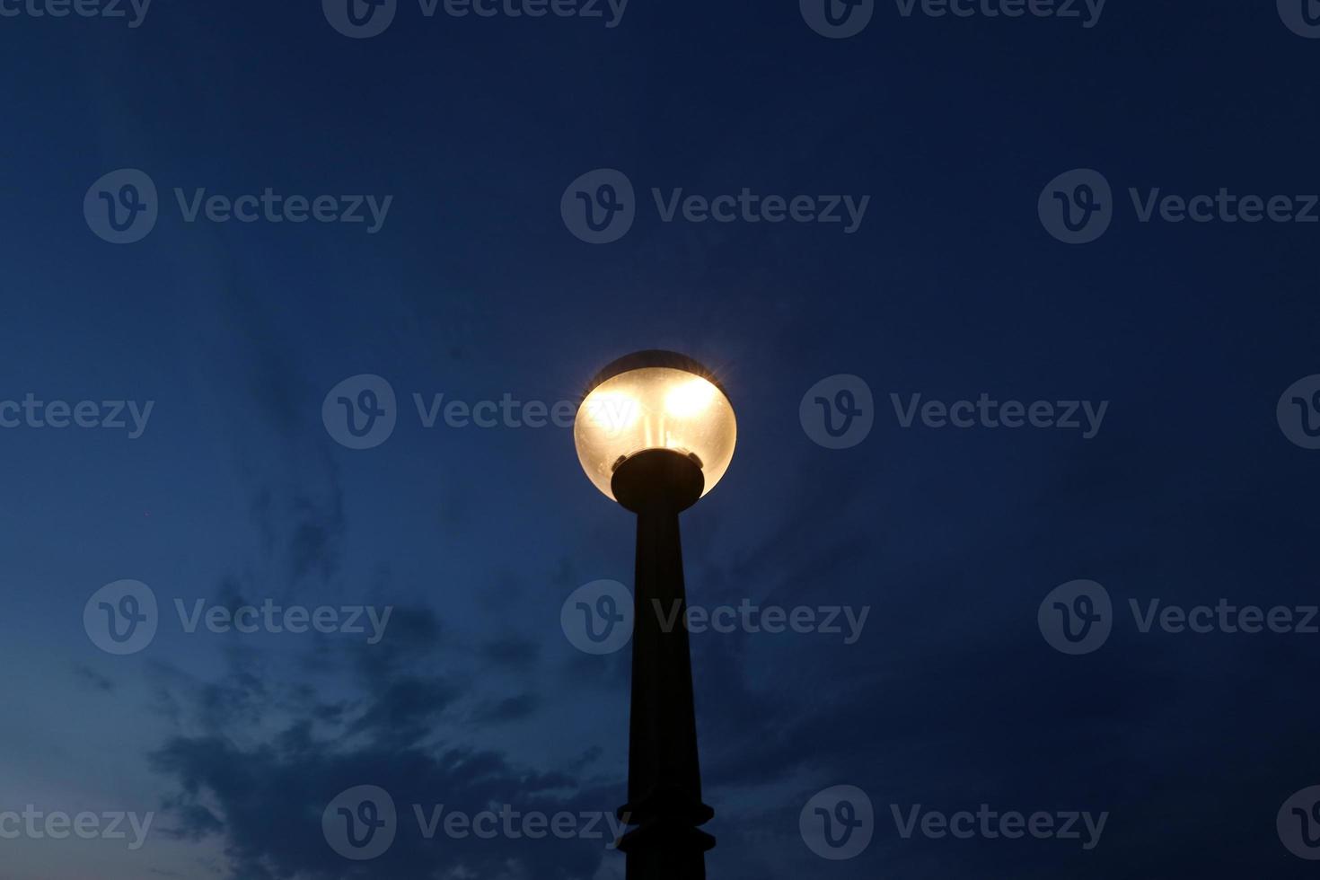 lanterne - un appareil pour éclairer la rue la nuit photo