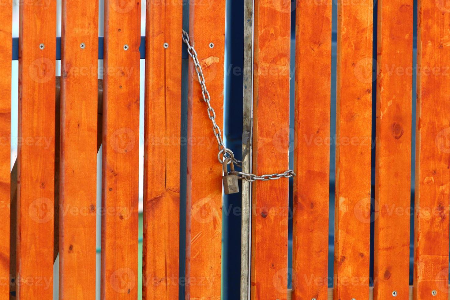 un cadenas en fer est suspendu à une porte fermée photo