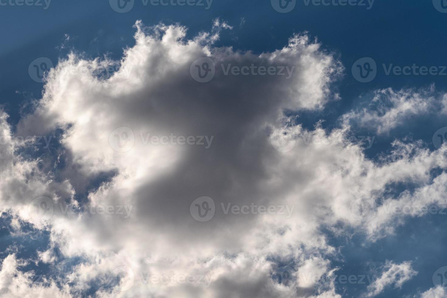 nuages dans le ciel bleu photo